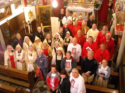 L’assemblée réunie dans la chapelle.