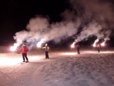 Au top, tous les skieurs allument leurs flambeaux.