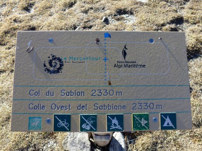 Le panneau du Col est sur la frontière franco-italienne, au dessus du lac De La Vacca.