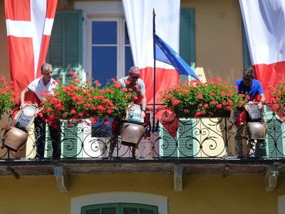 Concert ! Un tout petit apperçu des balcons de la mairie ornés de Sonailles.