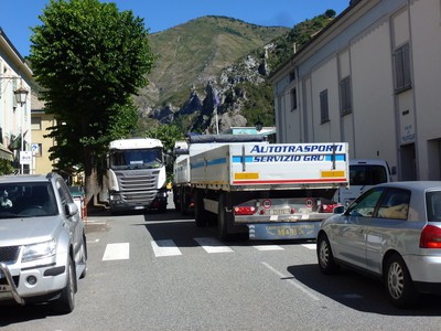 Deux camions peinant à se croiser entre Musée des Merveilles et cinéma Le Bego
